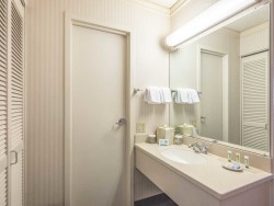 Standard Room Bathroom University Place Hotel